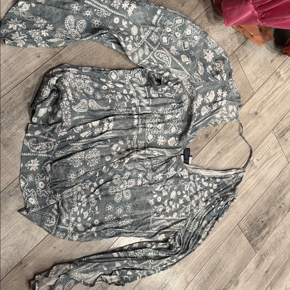 Daytrip Gray and White Floral Blouse